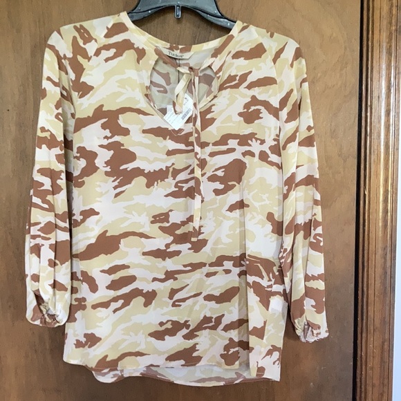Tucker camo silk blouse ties at neckline size XS - Picture 3 of 14